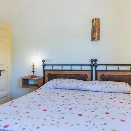 Villa Pratoline 8, Emma Todi